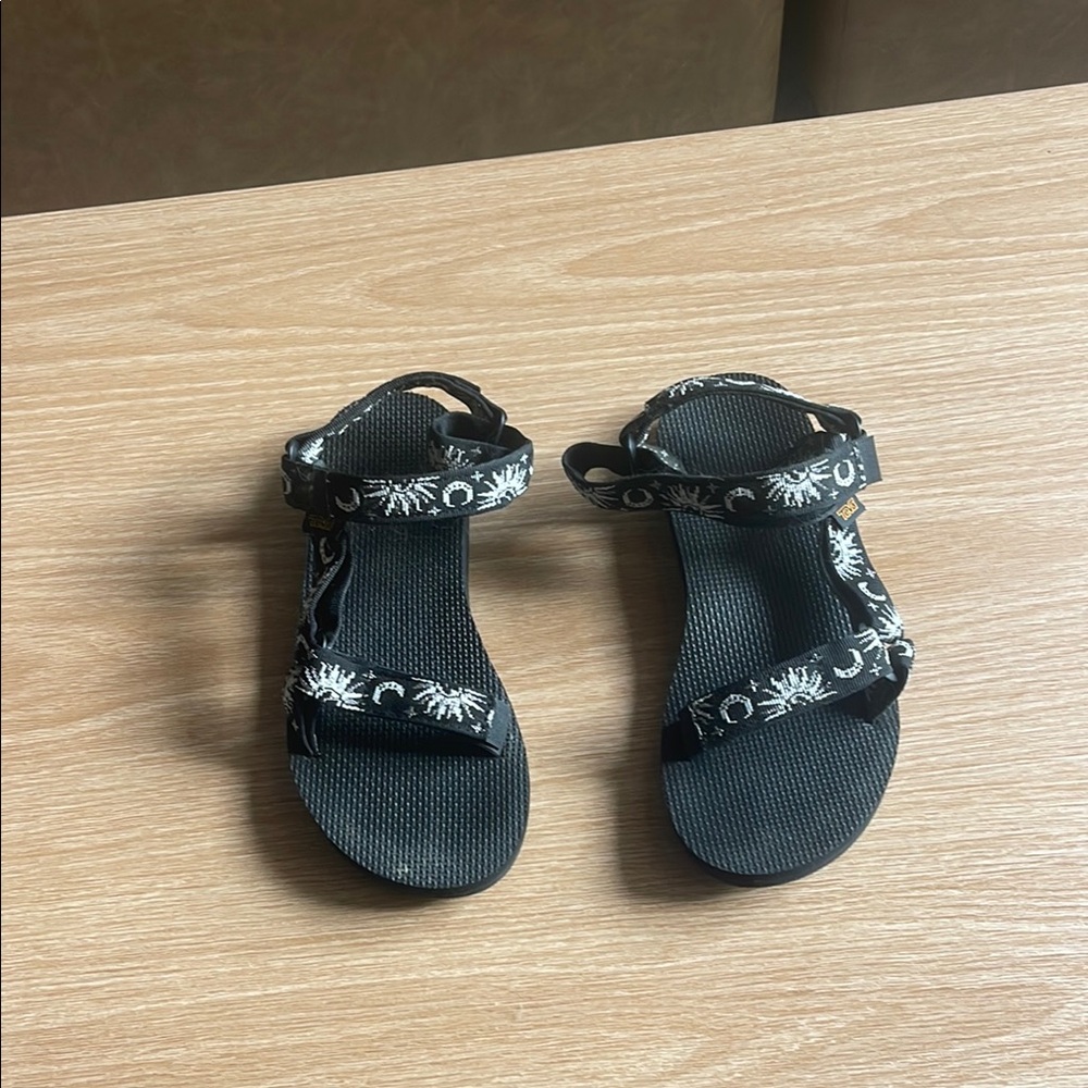 Teva star and moon sandals !
